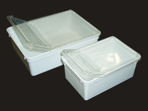 Kunststoffbox weiß, klein (18x12x7,5 cm) Deckel transparent.